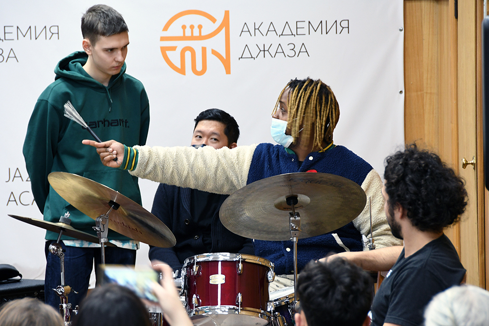 Академия джаза сайт. Академия джаза. Emmet Cohen Trio. Музыкальное образование 1 класс джазовая Академия. Yasushi Nakamura.